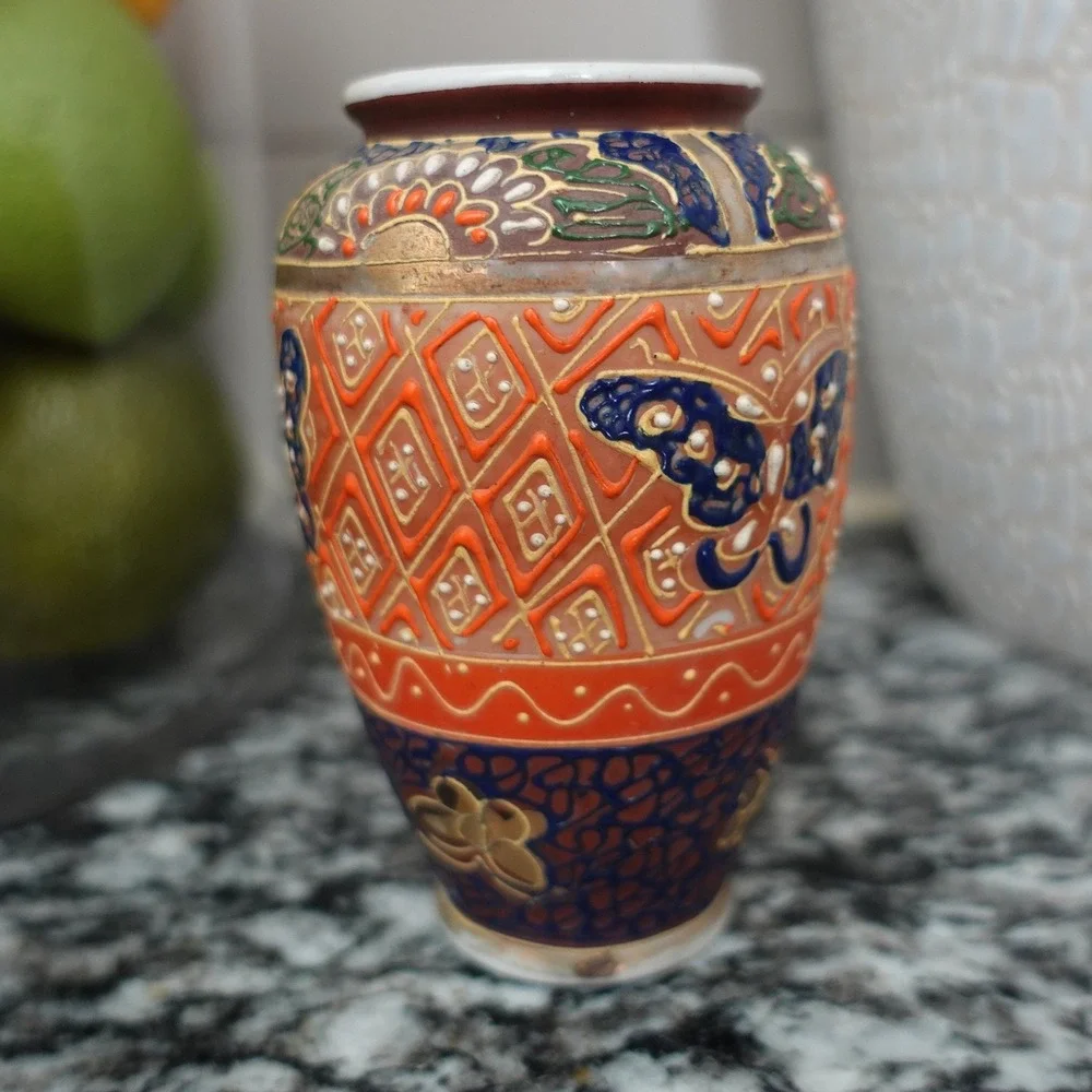 Hand Painted Chikusa Castle Made in Japan Butterfly Vase Bud Small‎